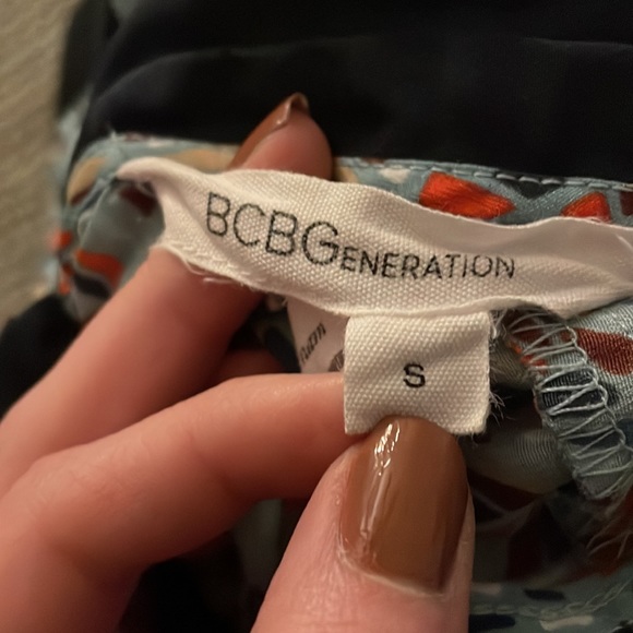 Collared super fun kaleidoscope-ish patterned tank top blouse!! - Picture 3 of 4